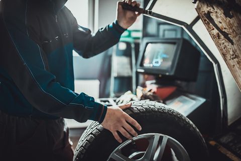 Werkstatt beim Reifenwechsel
