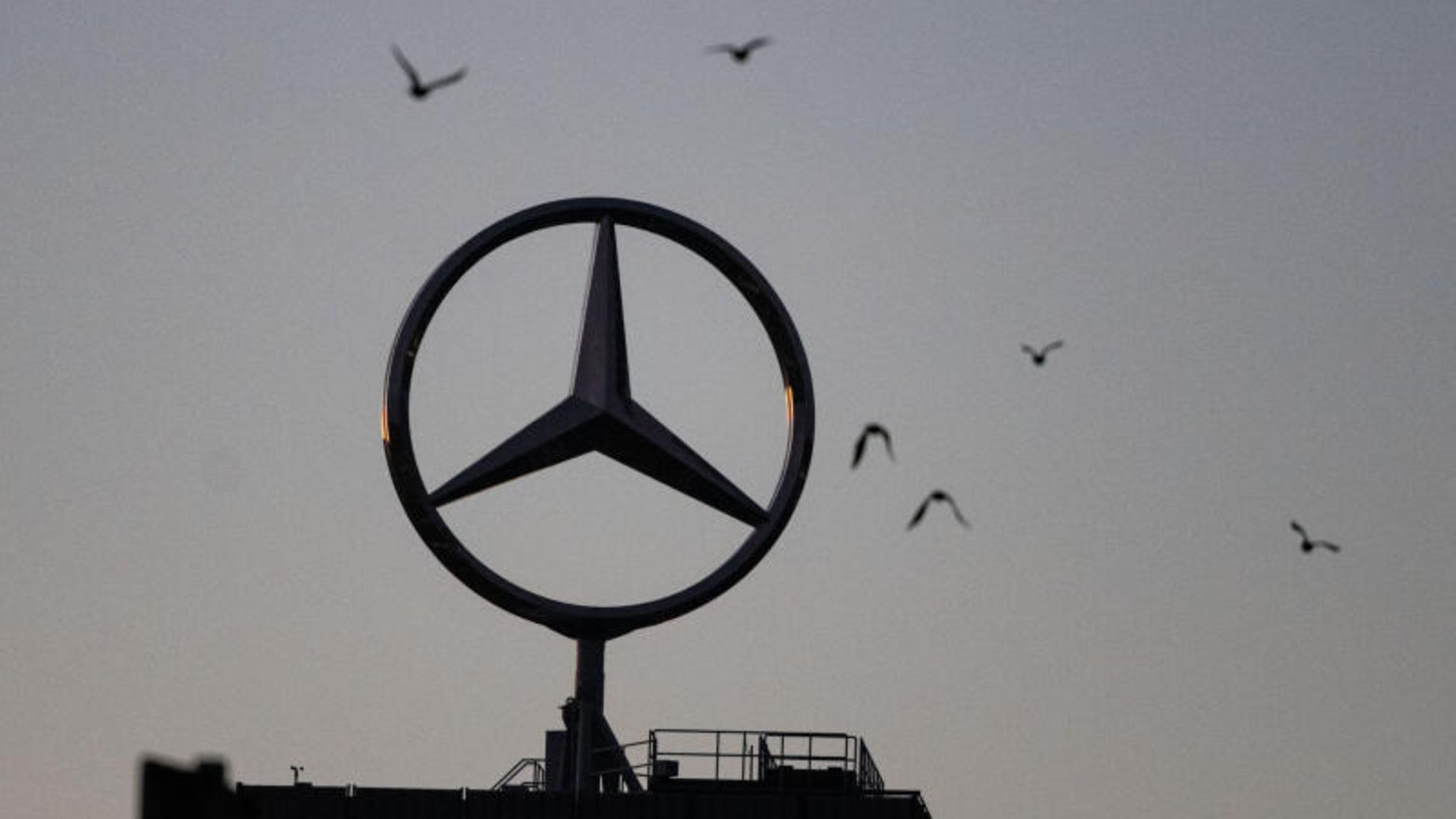 Foto zum Thema Mercedes-Benz Emblem – Kostenloses Bild zu Grau auf
