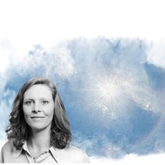 Kolumnistin Franziska Wallner vor einer Illustration eines Himmels mit Sonne