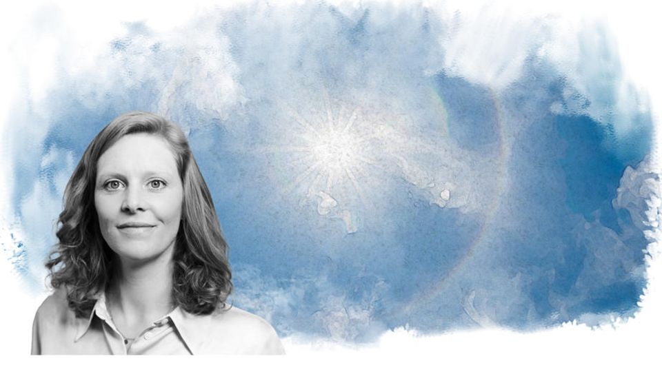 Kolumnistin Franziska Wallner vor einer Illustration eines Himmels mit Sonne