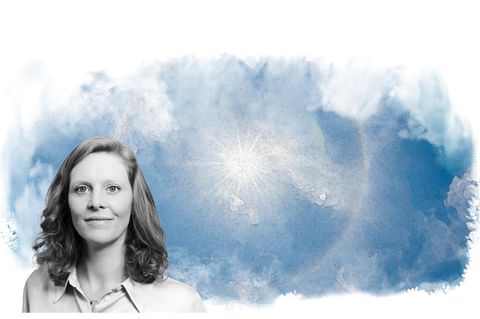 Kolumnistin Franziska Wallner vor einer Illustration eines Himmels mit Sonne