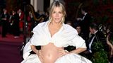 Vip News: Sienna Miller zeigt sich mit Babybauch auf dem roten Teppich