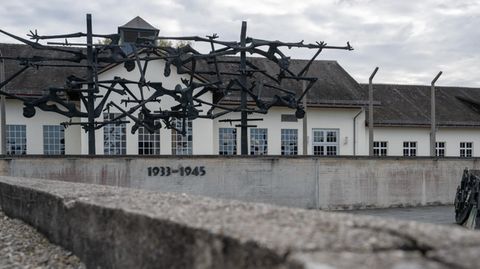 Kein Zutritt für die AfD: Eine Bronzeskulptur steht auf dem Apellplatz des früheren KZ in Dachau