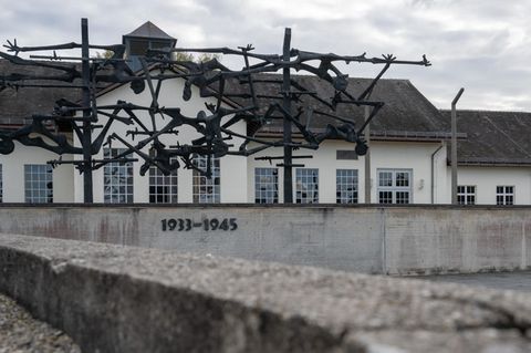 Kein Zutritt für die AfD: Eine Bronzeskulptur steht auf dem Apellplatz des früheren KZ in Dachau