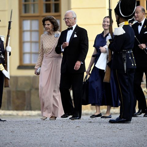 König Carl Gustaf und Königin Silvia in festlicher Kleidung