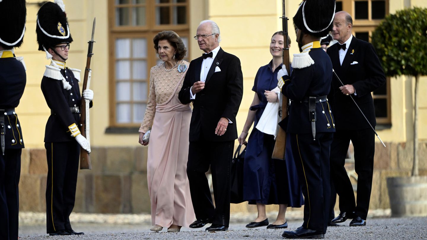 König Carl Gustaf und Königin Silvia in festlicher Kleidung