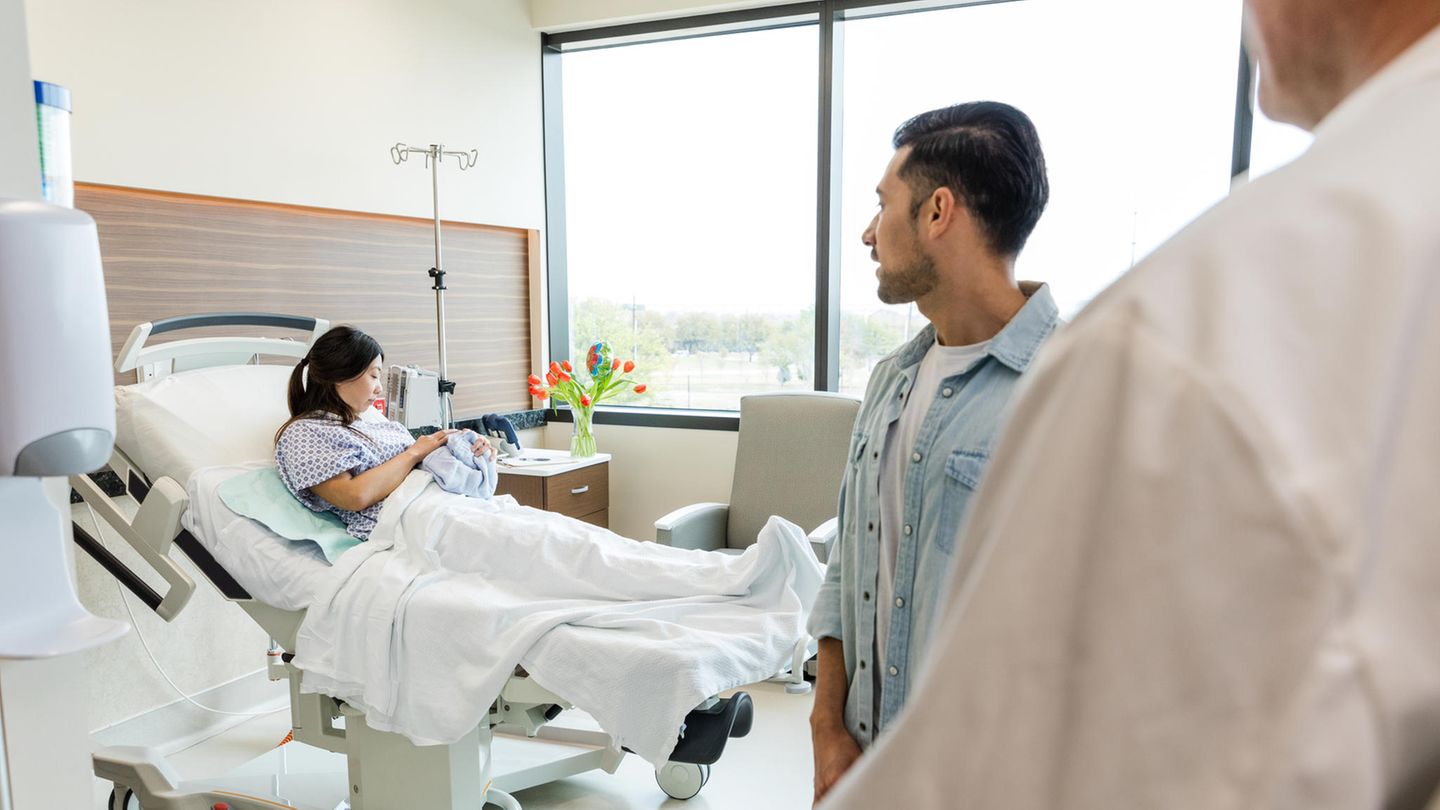 Der Mann behauptete, "emotional geschädigt" zu sein, nachdem er den Kaiserschnitt mitansehen "musste"