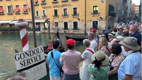 Touristen in Venedig an einem Kanal