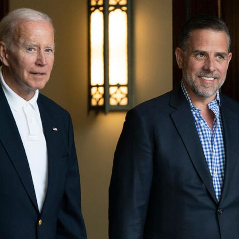 Joe Biden, Präsident der USA, und sein Sohn Hunter Biden verlassen die Holy Spirit Catholic Church in Johns Island