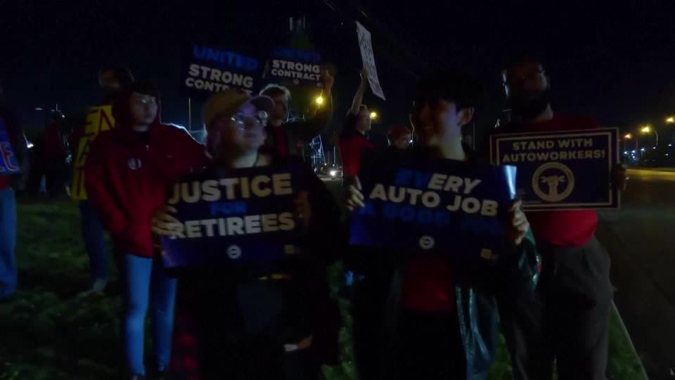 Video: US-Gewerkschaft kündigt Streik in drei großen Auto-Werken an