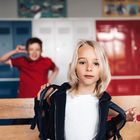 Ein Junge steht in der Schule