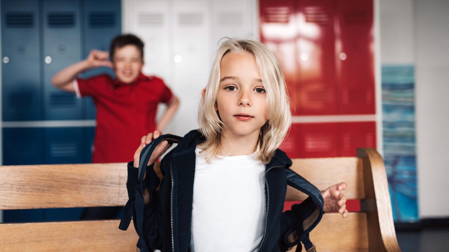 Ein Junge steht in der Schule
