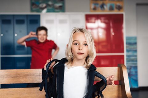 Ein Junge steht in der Schule
