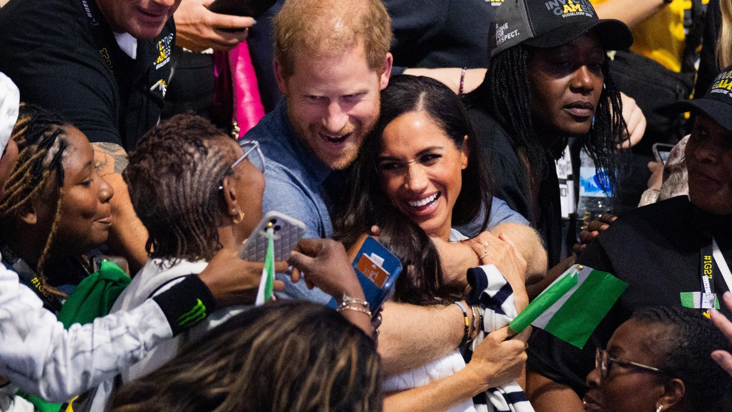 Meghan and Harry chat and get up close and personal with the fans