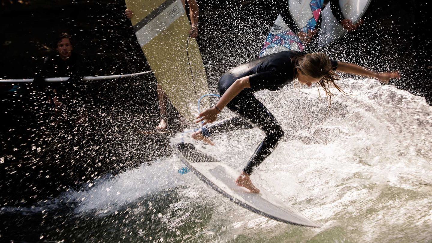 Surferin Jojo Druskeit springt in die Welle.