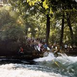 Surferin Jojo Druskeit unter der Eisbachbrücke.
