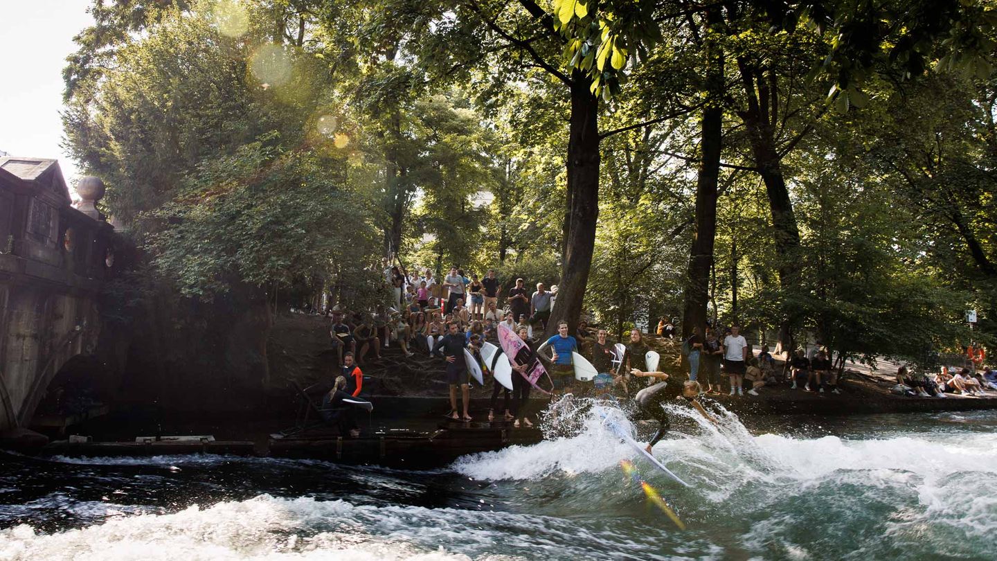 Surferin Jojo Druskeit unter der Eisbachbrücke.