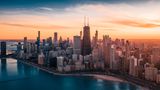 Die Vereinigten Staaten gelten als Kontinent der unbegrenzten Möglichkeiten. Seitdem die Einreise aus Europa wieder problemlos möglich ist, ziehen auch die Buchungszahlen wieder an. Ganz egal, ob New York, Los Angeles oder Texas – die US-Metropolen bieten unzählige Möglichkeiten für einen abwechslungsreichen Urlaub. Sommerliche Temperaturen sucht man dort allerdings vergebens: das Thermometer steigt nur selten über 18 Grad Celsius. 