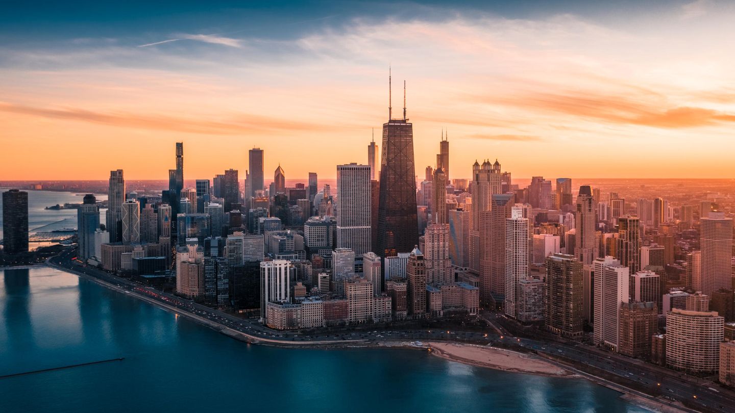 Die Vereinigten Staaten gelten als Kontinent der unbegrenzten Möglichkeiten. Seitdem die Einreise aus Europa wieder problemlos möglich ist, ziehen auch die Buchungszahlen wieder an. Ganz egal, ob New York, Los Angeles oder Texas – die US-Metropolen bieten unzählige Möglichkeiten für einen abwechslungsreichen Urlaub. Sommerliche Temperaturen sucht man dort allerdings vergebens: das Thermometer steigt nur selten über 18 Grad Celsius. 