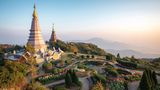 Nach zähen Corona-Jahren geht es für den Tourismus in Thailand wieder bergauf. Nachdem die Regenzeit überstanden ist, können Reisende das Land bei tropischen Temperaturen von 30 bis 33 Grad Celsius erkunden. Ein Stadttrip ins pulsierende Bangkok, Inselhopping im Süden oder ein Besuch bei den Reisebauern im Norden? Alles möglich – und offenbar sehr beliebt in diesem Jahr. 
