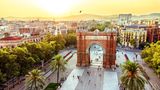 Spanien landet auf dem dritten Platz – und ist damit das begehrteste Land Europas, wenn es um eine Flugreise in diesem Herbst geht. Und das aus gutem Grund: Auf den beliebten Urlaubsinseln der Kanaren und Balearen herrschen noch Temperaturen um die 20 Grad Celsius, was einen Sprung ins Meer möglich macht. Und bei 13 bis 23 Grad Celsius auf dem Festland kann man gemütlich durch die Städte schlendern oder wandern gehen. 