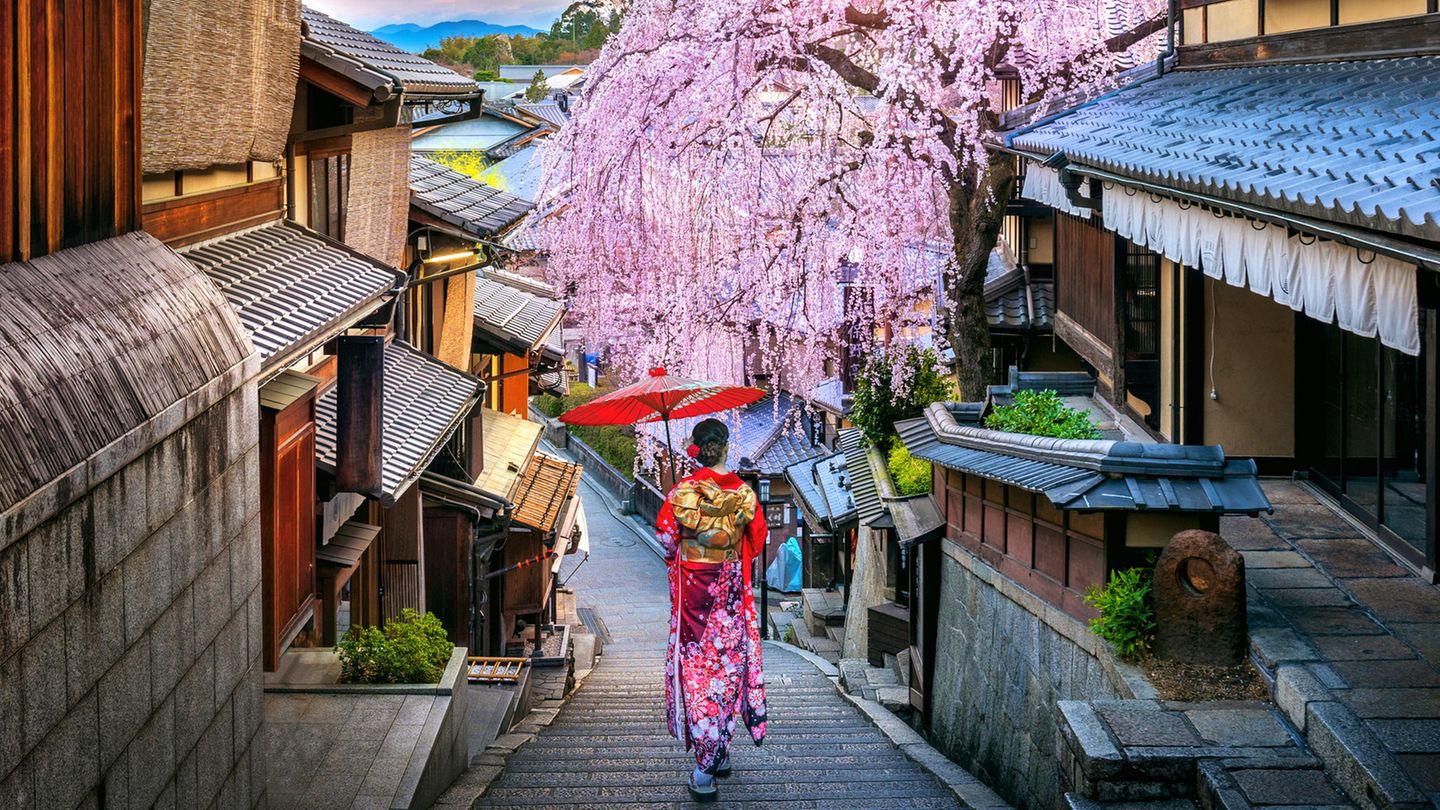 Frau im Kimono in der Altstadt von Higashiyama-ku in Kyoto