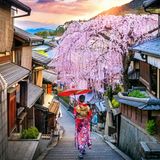 Frau im Kimono in der Altstadt von Higashiyama-ku in Kyoto