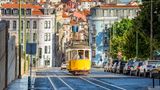 Für einen sonnigen Herbst muss man den Kontinent nicht unbedingt verlassen. In Portugal herrschen im Oktober und November noch knackige 16 bis 24 Grad Celsius bei überwiegend Sonnenschein. Die perfekten Temperaturen, um durch das Hinterland zu wandern oder die malerischen Küstenstädtchen an der Algarve zu erkunden, ohne direkt ins Schwitzen zu geraten oder sich an Menschenmassen vorbei zu quetschen. 