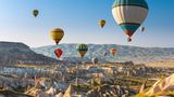 Die Türkei gehört nach wie vor zu den beliebtesten Reisezielen der Deutschen. Vor allem im Sommer teilt man sich die Küstenorte oftmals mit abertausenden anderen Urlaubern. Ruhe ist da oft nicht möglich. Anders sieht das im Oktober aus: In der Nebensaison verschlägt es nur einen Bruchteil an die Türkische Riviera. Bei durchschnittlich 25 Grad Celsius und viel Sonne kann man hier im Herbst aber trotzdem noch seinen Badeurlaub genießen. 