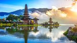 Endless Summer – davon träumen wohl viele Menschen. Einige planen deshalb offenbar, ihn zu verlängern, indem sie dem Herbstwetter in Deutschland entfliehen. Zum Beispiel nach Indonesien. Dort herrschen im Oktober durchschnittlich sommerliche 32 Grad Celsius. Bei den Temperaturen kann man noch genüsslich am Strand entspannen oder sich von der paradiesischen Natur Indonesiens mitreißen lassen. 