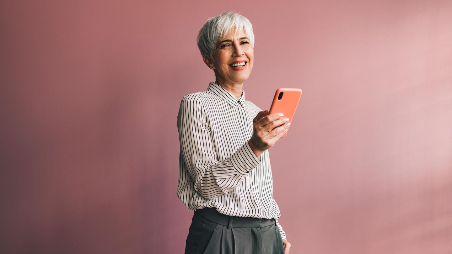 Frau mit Smartphone in der Hand