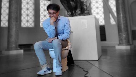 Ig-Nobelpreisträger Seung-min Park sitzt auf seiner Erfindung, der "Stanford-Toilette"