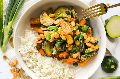 Vegan Every Day: "Hähnchen"-Gemüsepfanne mit Erdnusssauce