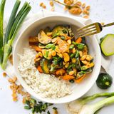 Vegan Every Day: "Hähnchen"-Gemüsepfanne mit Erdnusssauce