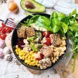 Vegan Every Day: Bunte Sesam-Tofu Bowl