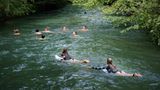 Valeska Schneider und Kate Rybkina paddeln durch den Eisbach nach Hause.