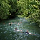 Valeska Schneider und Kate Rybkina paddeln durch den Eisbach nach Hause.