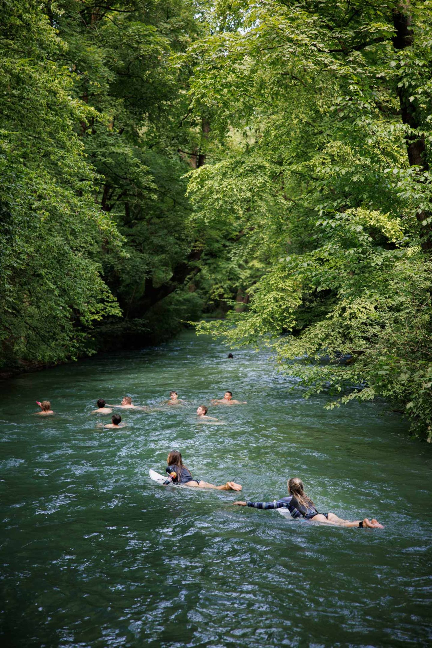 Valeska Schneider und Kate Rybkina paddeln durch den Eisbach nach Hause.