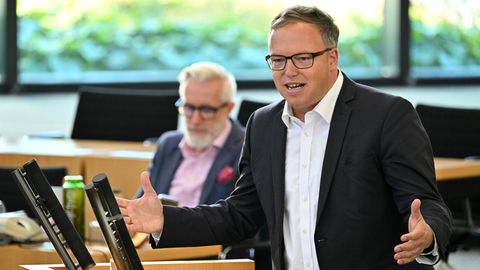 Thüringen: CDU-Fraktionschef Mario Voigt spricht im Plenarsaal des Landtags