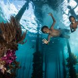 Kinder planschen am Steg  Fotografin: Daniela Dirscherl; München, Deutschland  Ort der Aufnahme: Raja Ampat, Indonesien  Kinder planschen am Steg, Raja Ampat, West Papua, Indonesien