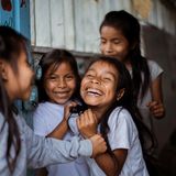 Freundschaftsglück  Fotografin: Fanny Hirling; Freiburg im Breisgau, Deutschland  Ort der Aufnahme: Arajuno, Ecuador  Kindliche Freude in einer Ecuadorianischen Schule im Amazonas. Die Kinder stammen vom Indigenen Volk der Kichwa. Um die Kultur weiter zu erhalten, lernen sie in der Schule die Kichwa Sprache.