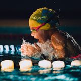 Schwimmtraining  Fotografin: Annette Schultetus, Heidesheim, Deutschland  Ort der Aufnahme: Wiesbaden, Deutschland  Der Verein SC Wiesbaden 1911 hat ukrainische Schwimmer und Schwimmerinnen aufgenommen. So können die Kinder ihren Sport weiterhin und vor allem sicher ausüben.