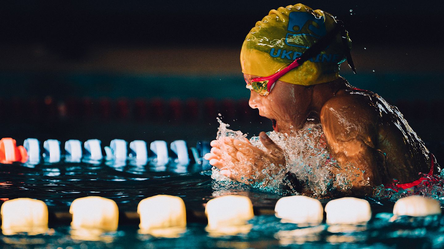 Schwimmtraining  Fotografin: Annette Schultetus, Heidesheim, Deutschland  Ort der Aufnahme: Wiesbaden, Deutschland  Der Verein SC Wiesbaden 1911 hat ukrainische Schwimmer und Schwimmerinnen aufgenommen. So können die Kinder ihren Sport weiterhin und vor allem sicher ausüben.