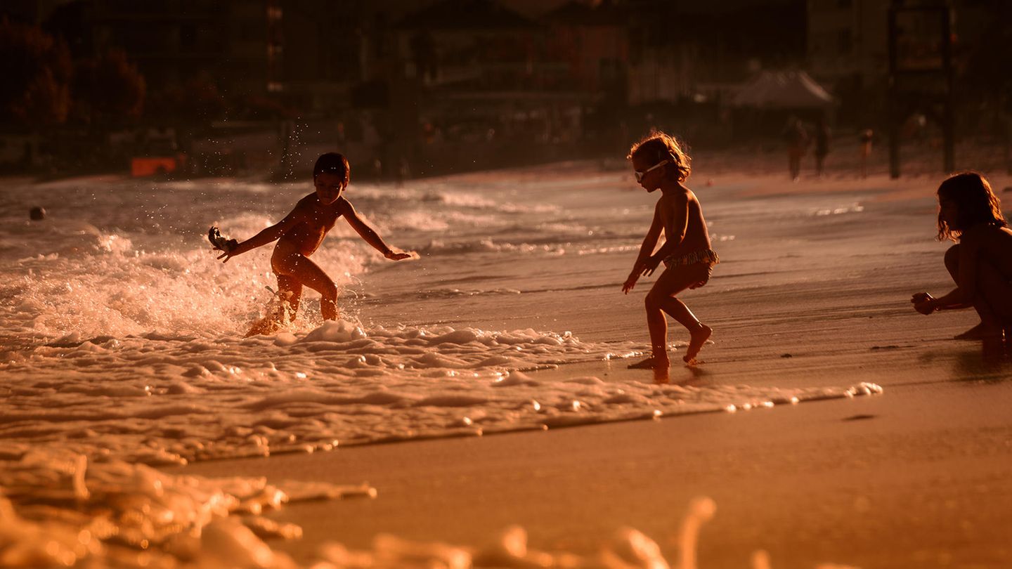 Kids in the waves  Fotograf: Alessandro Panerati, Italien  Ort der Aufnahme: Savona, Italien