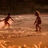 Kids in the waves  Fotograf: Alessandro Panerati, Italien  Ort der Aufnahme: Savona, Italien
