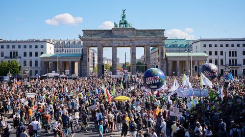 "Klima retten" steht auf einem Ballon, während Tausende bei der Protestaktion von Fridays for Future in Berlin demonstrieren