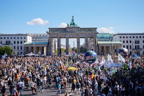 "Klima retten" steht auf einem Ballon, während Tausende bei der Protestaktion von Fridays for Future in Berlin demonstrieren