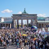 "Klima retten" steht auf einem Ballon, während Tausende bei der Protestaktion von Fridays for Future in Berlin demonstrieren