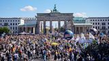 "Klima retten" steht auf einem Ballon, während Tausende bei der Protestaktion von Fridays for Future in Berlin demonstrieren