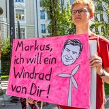 In München fordern Protestierende wie dieser den Ausbau der Windenergie von Ministerpräsident Markus Söder (CSU)